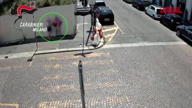Rapina turista a Milano, arrestato dai carabinieri: visto da videosorveglianza caserma