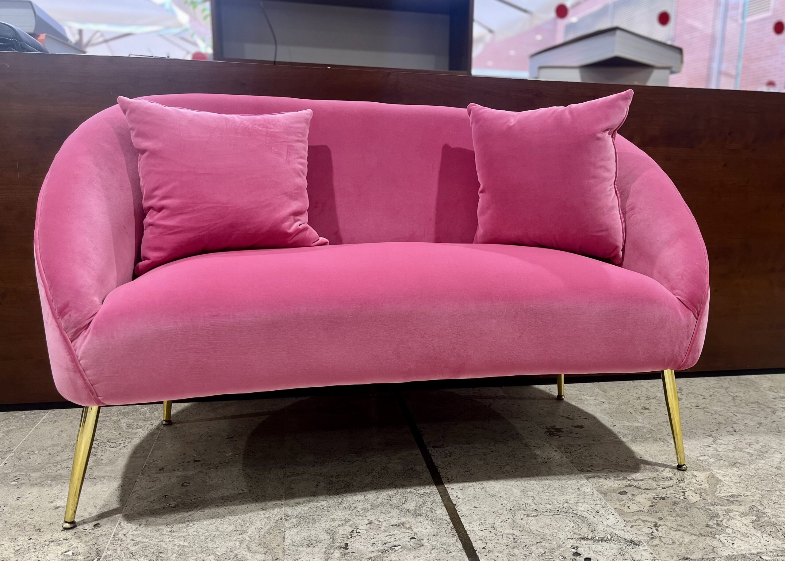 Tumore al seno metastatico, il divano rosa simbolo di una vita che continua Tumore al seno metastatico, il divano rosa simbolo di una vita che continua