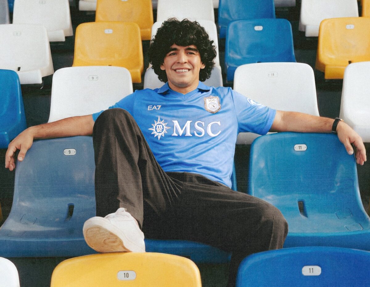 napoli presentata la maglia home del centenario la indossa anche maradona da Lapresse.it napoli presentata la maglia home del centenario la indossa anche maradona