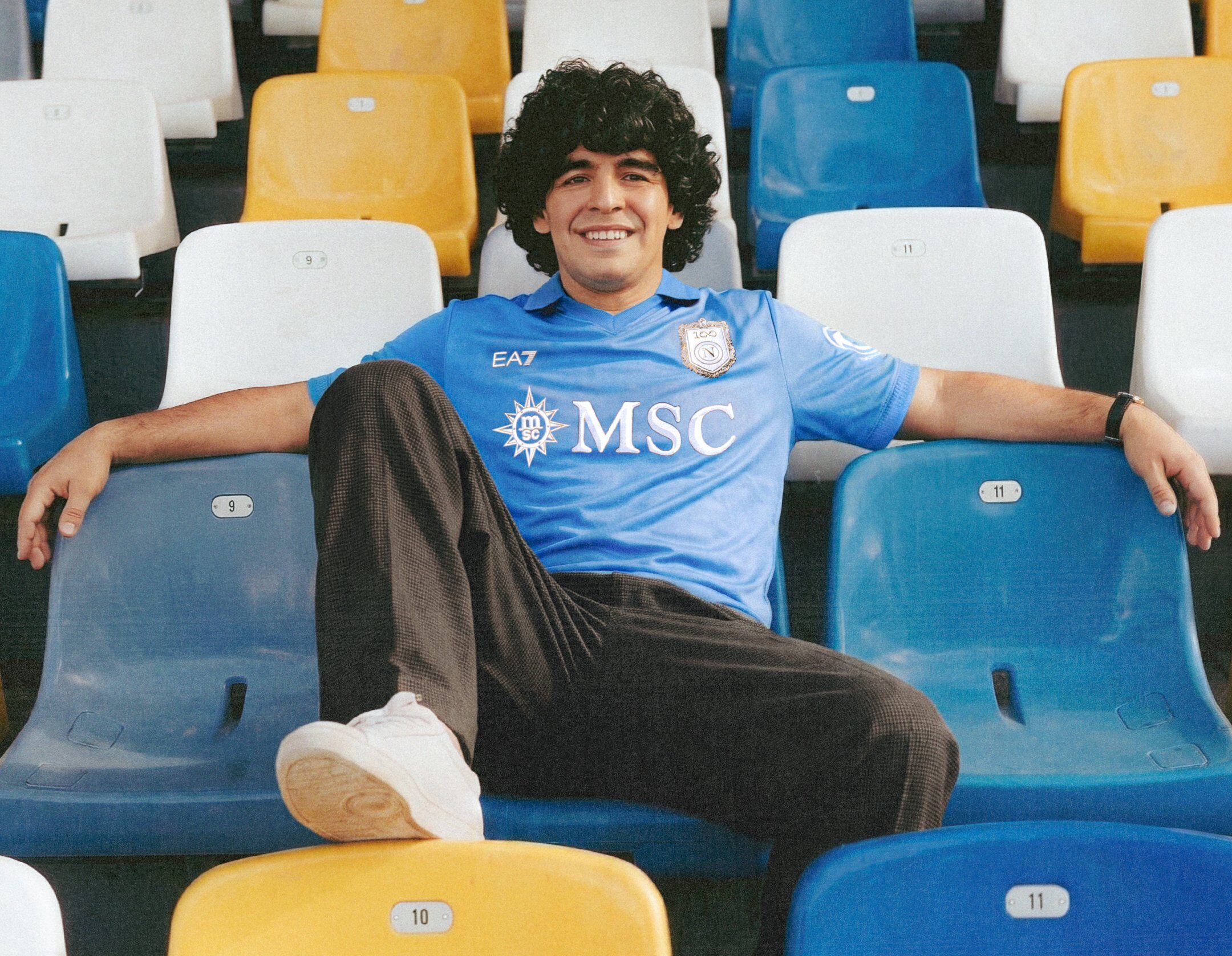 Napoli: presentata la maglia “home” del centenario, la indossa anche Maradona Napoli: presentata la maglia “home” del centenario, la indossa anche Maradona