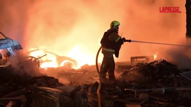 Ucraina, missili e droni russi su Kiev: gli edifici in fiamme