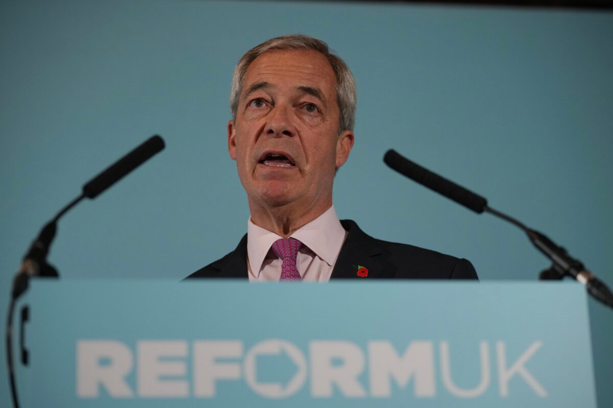 Regno Unito, Farage sotto indagine per una donazione milionaria Regno Unito, Farage sotto indagine per una donazione milionaria