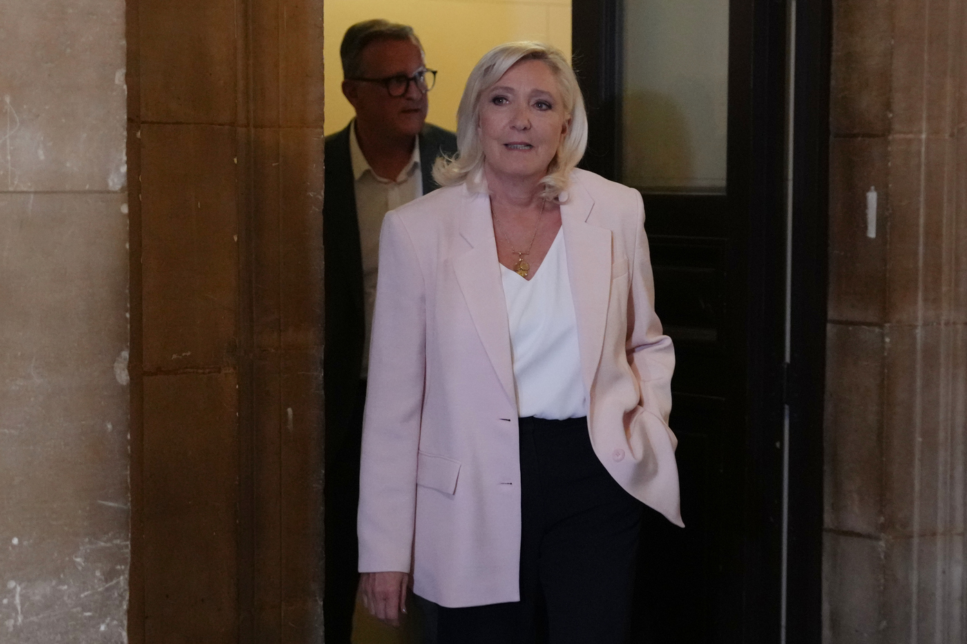 Le Pen si candida alle presidenziali: “Farò campagna elettorale senza braccialetto elettronico”