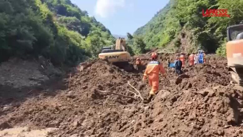 Cina, frana nel nord-ovest del Paese: 33 persone intrappolate
