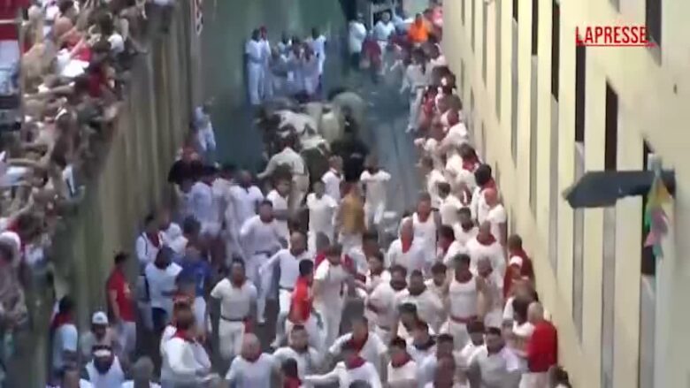 Spagna, la corsa dei tori a Pamplona per San Fermin