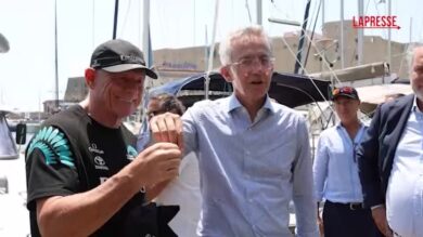 America's Cup, Manfredi regala corno portafortuna al Ceo di New Zeland e riceve una giacca da regata