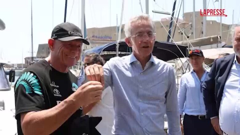America's Cup, Manfredi regala corno portafortuna al Ceo di New Zeland e riceve una giacca da regata