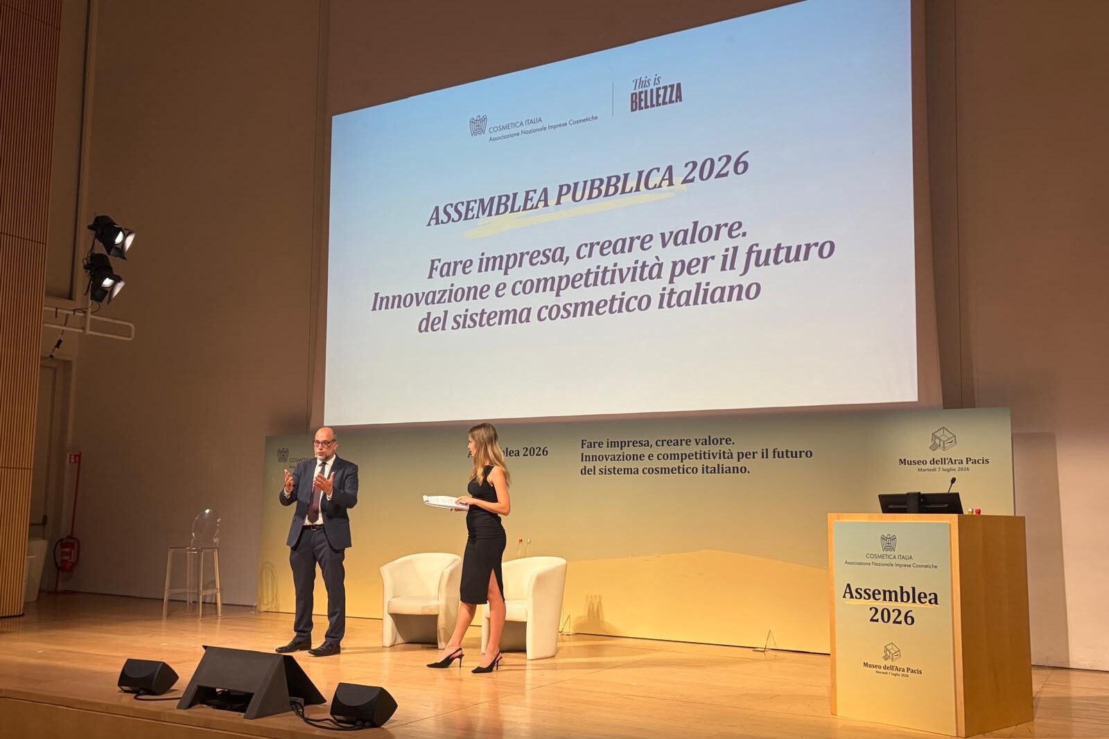 Cosmetica: l’Italia una ‘superpotenza’ forte di una filiera da 49 mld di euro Cosmetica: l’Italia una ‘superpotenza’ forte di una filiera da 49 mld di euro