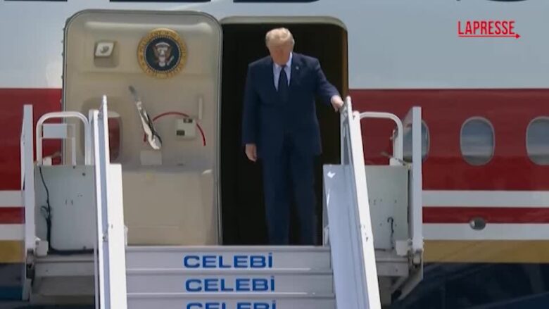 Vertice Nato, Donald Trump arrivato ad Ankara: lo accoglie Erdogan che lo tiene sotto braccio