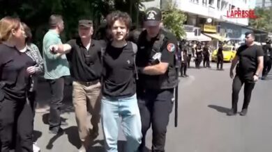 Vertice Nato, ad Ankara la polizia reprime le proteste contro il summit