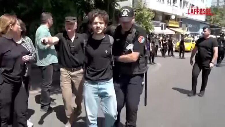 Vertice Nato, ad Ankara la polizia reprime le proteste contro il summit