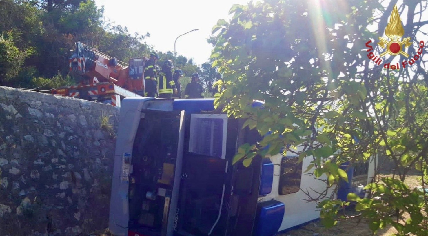 Formia, autobus finisce fuori strada: un morto e due feriti Formia, autobus finisce fuori strada: un morto e due feriti