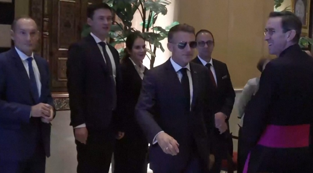 Esplosioni a Damasco vicino all’albergo di Macron. L’Eliseo: “Sta bene” Esplosioni a Damasco vicino all’albergo di Macron. L’Eliseo: “Sta bene”