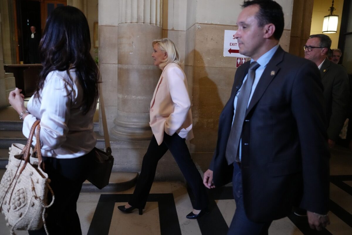 Marine Le Pen condannata a tre anni ma potrebbe candidarsi: due sospesi e uno con braccialetto elettronico Marine Le Pen condannata a tre anni ma potrebbe candidarsi: due sospesi e uno con braccialetto elettronico