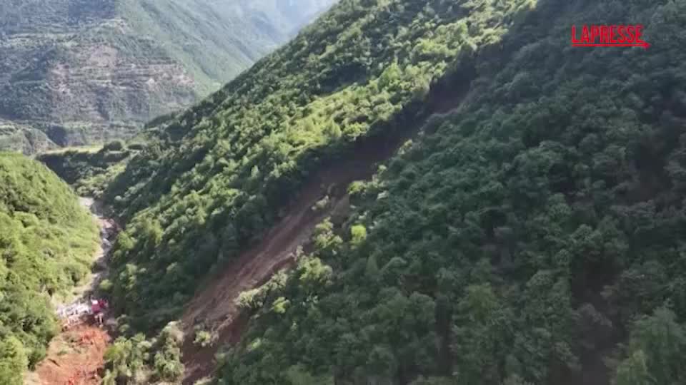 cina frana investe villaggio l intervento dell esercito da Lapresse.it cina frana investe villaggio l intervento dell esercito