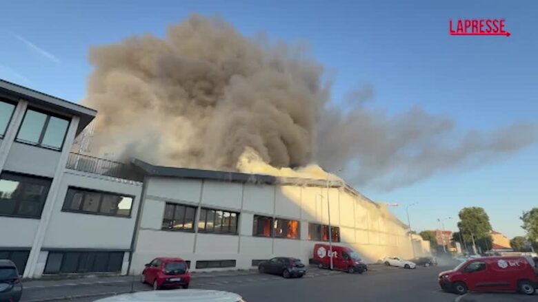 Milano, incendio in un capannone in zona Bovisa: colonna di fumo nero