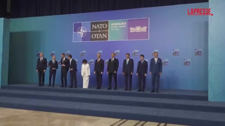 Nato, foto di gruppo dei leader al vertice di Ankara