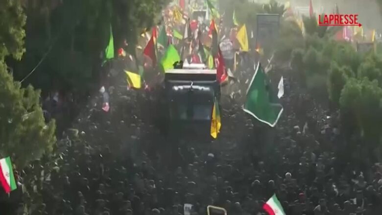 Iran, corteo funebre per Ali Khamenei nella città irachena di Najaf