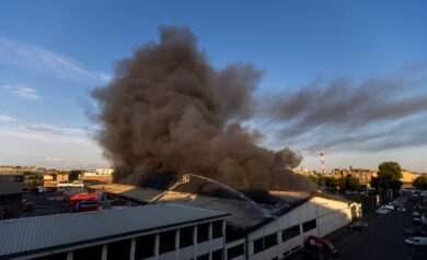 Milano, incendio in un capannone in zona Bovisa: colonna di fumo nero in città