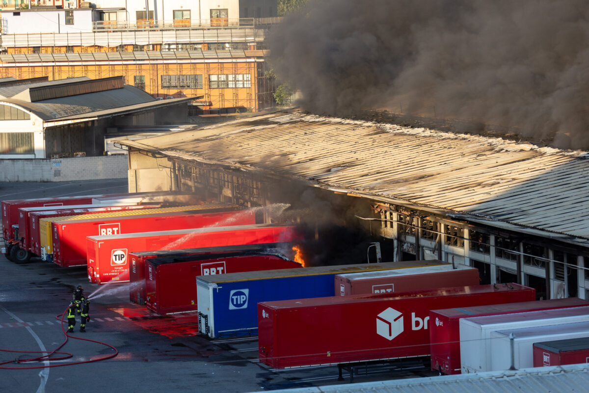 Milano, incendio in un capannone in zona Bovisa: colonna di fumo nero in città