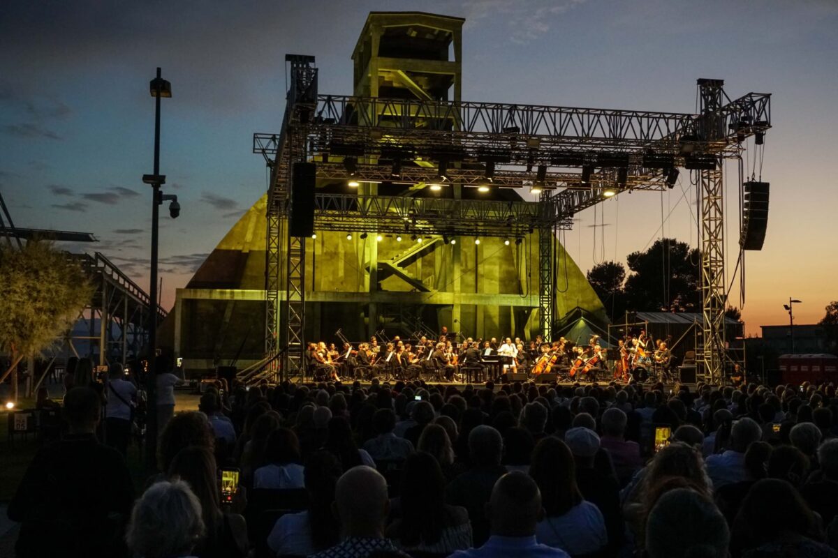 Amii Stewart incanta Cagliari e inaugura il Teatro del Mare al Parco Nervi Amii Stewart incanta Cagliari e inaugura il Teatro del Mare al Parco Nervi