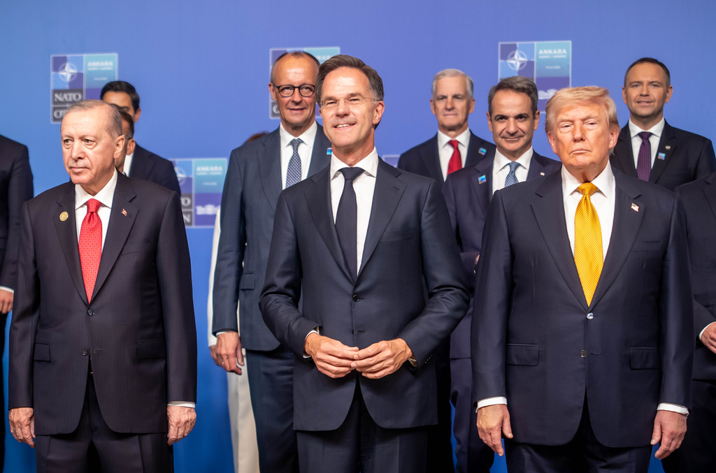 8 luglio 2026, Turchia, Ankara: Nella foto di gruppo scattata durante il vertice della NATO il cancelliere tedesco Friedrich Merz (CDU) si trova dietro al presidente degli Stati Uniti Donald Trump, a Mark Rutte, segretario generale della NATO, e a Recep Tayyip Erdoğan, presidente della Turchia, e accanto a Kyriakos Mitsotakis, primo ministro della Grecia. Foto di: Michael Kappeler/picture-alliance/dpa/AP Images