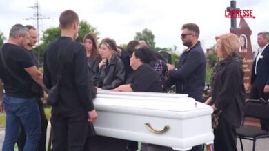 Ucraina, a Kiev commozione ai funerali di una studentessa ventenne uccisa in raid russo