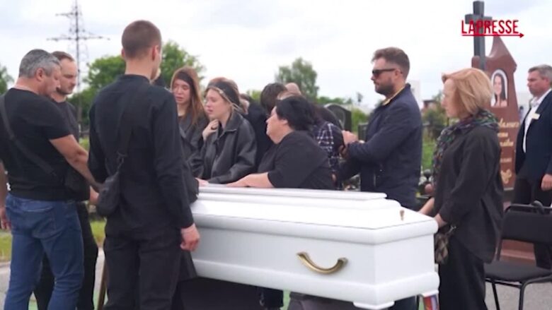 Ucraina, a Kiev commozione ai funerali di una studentessa ventenne uccisa in raid russo