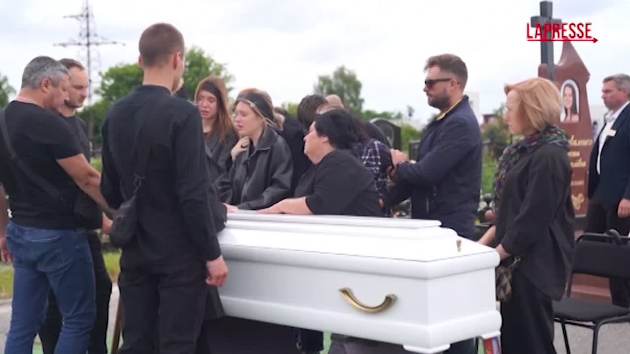 ucraina a kiev commozione ai funerali di una studentessa ventenne uccisa in raid russo da Lapresse.it ucraina a kiev commozione ai funerali di una studentessa ventenne uccisa in raid russo