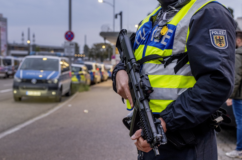 Germania, sparatoria in un liceo in Baviera: diverse persone ferite Germania, sparatoria in un liceo in Baviera: diverse persone ferite