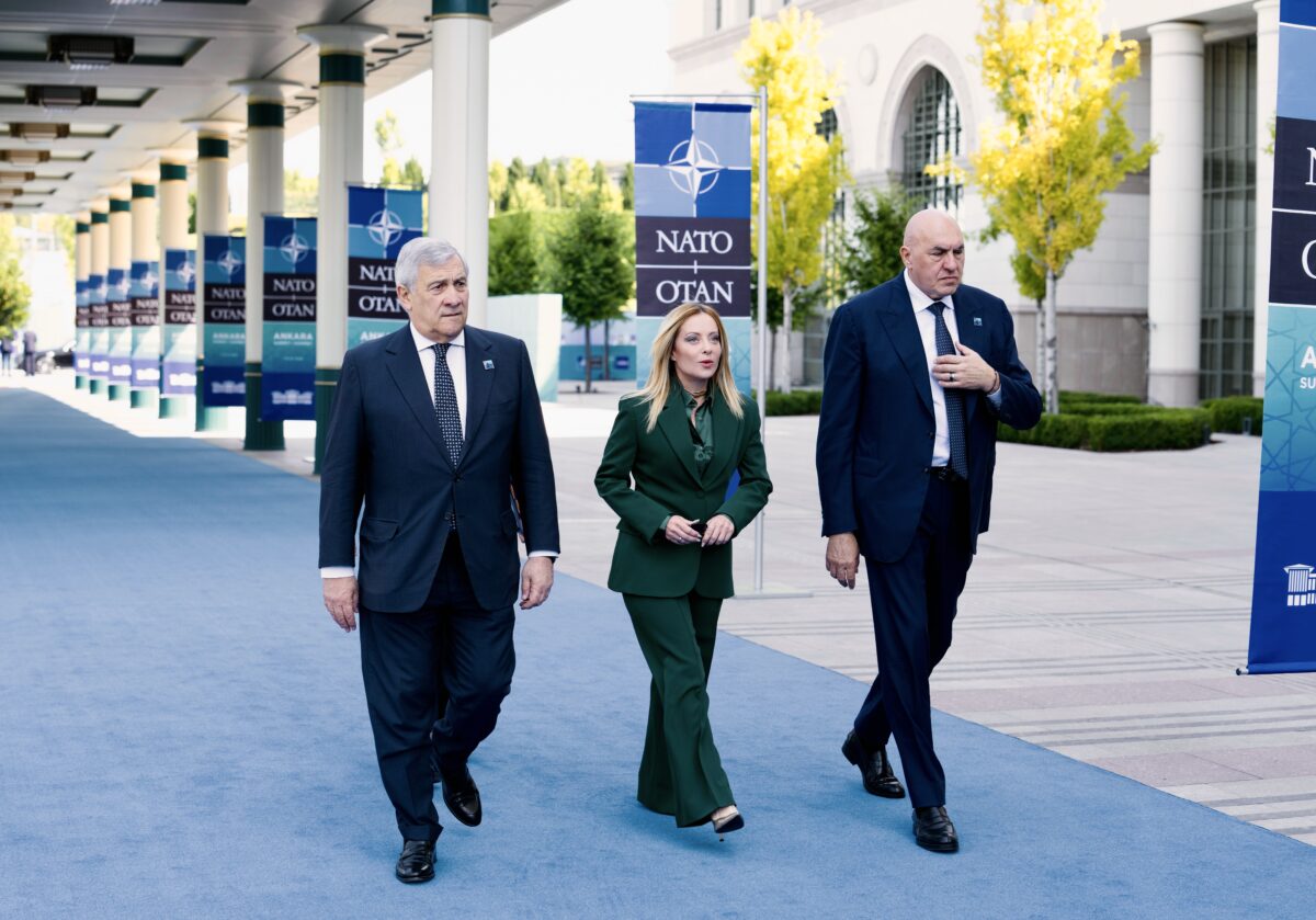 Giorgia Meloni arriva alla sede del vertice Nato insieme ad Antonio Tajani e Guido Crosetto (Foto P. Chigi)