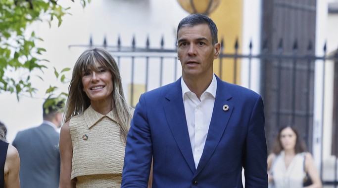 Spagna, giudice giustifica il ritiro del passaporto alla moglie di Sanchez citando il caso Craxi Spagna, giudice giustifica il ritiro del passaporto alla moglie di Sanchez citando il caso Craxi