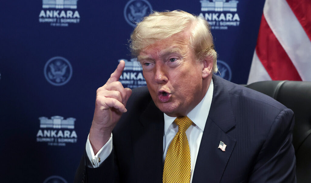 Donald Trump durante un incontro con il segretario generale della NATO Mark Rutte al vertice ad Ankara (Filip Singer, foto Pool via AP)