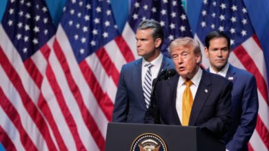 Iran, nuovi attacchi Usa su ordine di Trump: esplosioni a Bandar Abbas e Sirik – La diretta