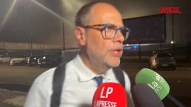 Incendio in Bovisa a Milano, l’assessore Granelli sul posto: “Restare in casa e chiudere le finestre”