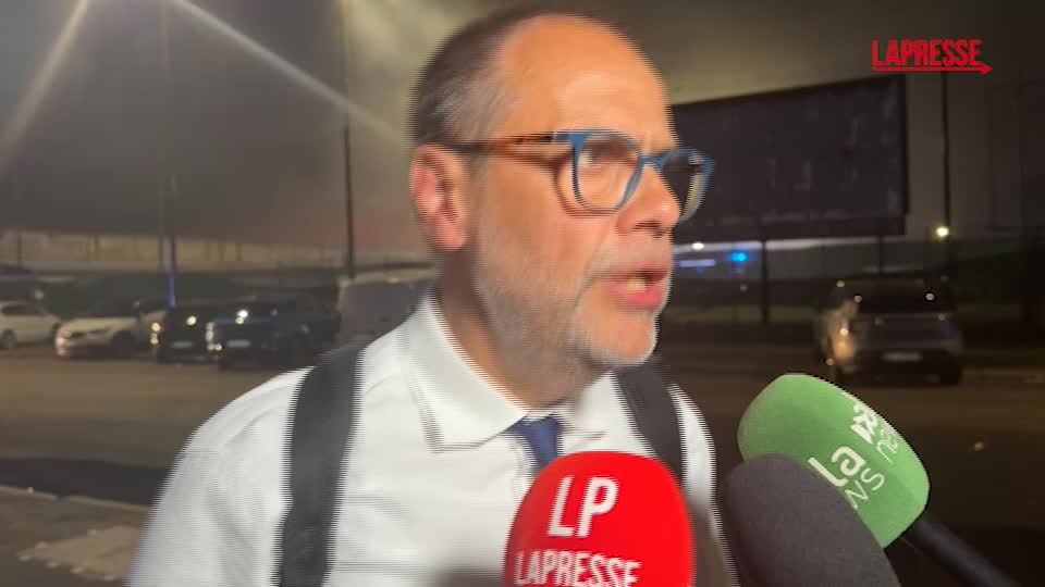 Incendio in Bovisa a Milano, l’assessore Granelli sul posto: “Restare in casa e chiudere le finestre”