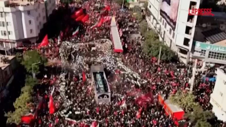 Iran, ultimo giorno dei funerali di Khamenei: la folla a Mashhad