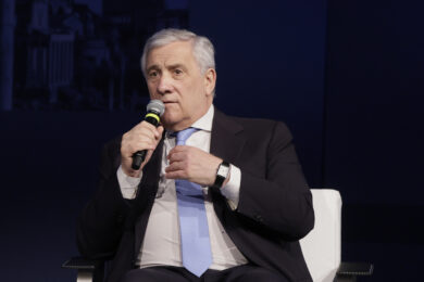 Spionaggio, Tajani: “Espulsi due addetti militari dell’ambasciata russa”