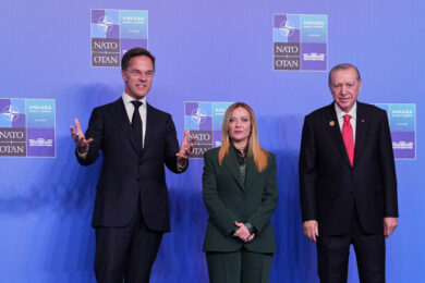 Una pistola a Meloni, il dono di Erdogan al vertice Nato ad Ankara