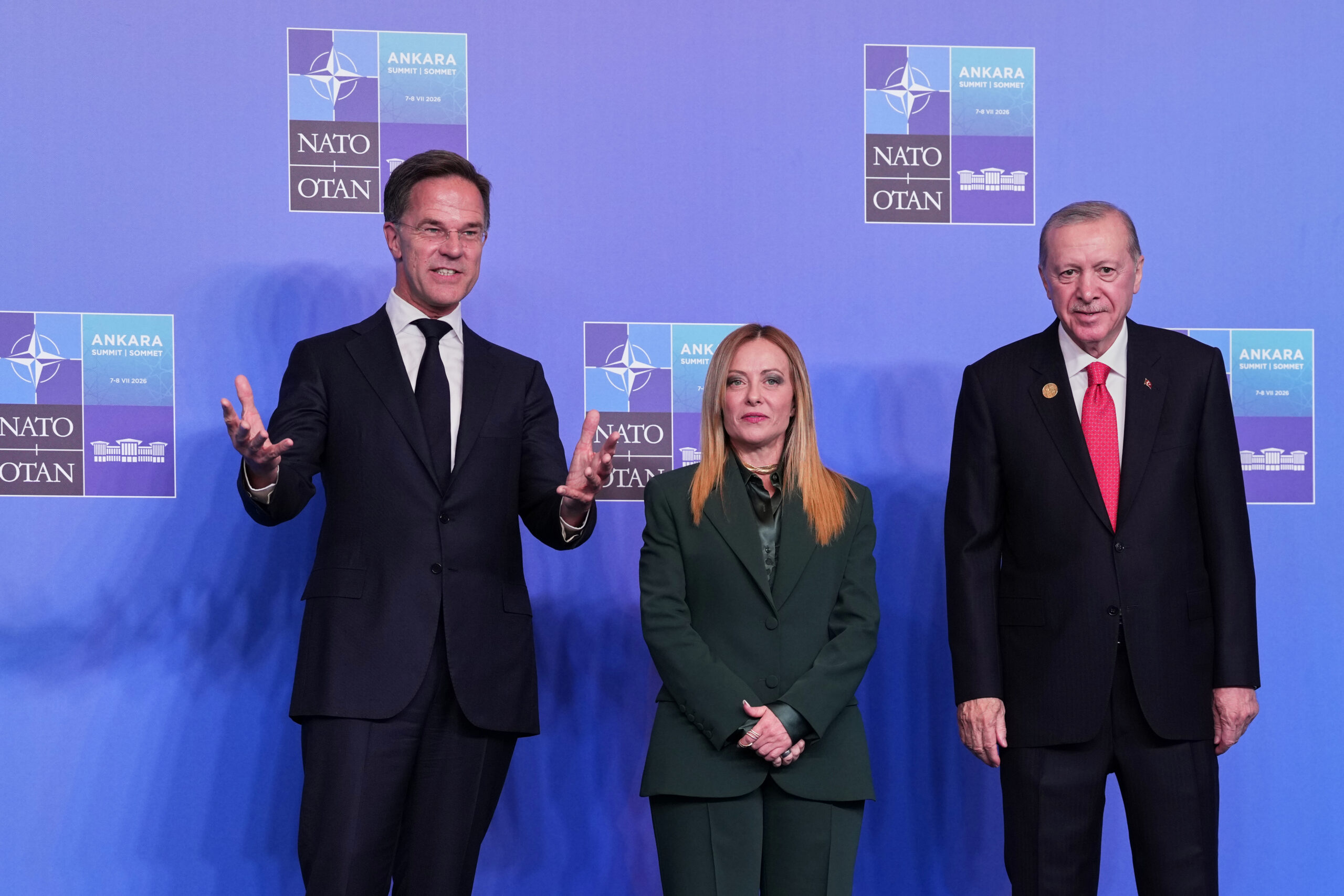 Una pistola a Meloni, il dono di Erdogan al vertice Nato ad Ankara