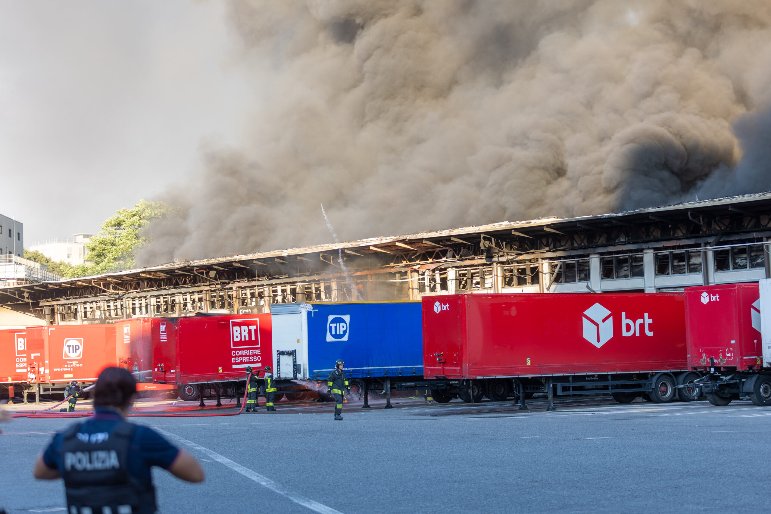 Incendio Bartolini a Milano, finestre chiuse nel raggio di 2 chilometri Incendio Bartolini a Milano, finestre chiuse nel raggio di 2 chilometri