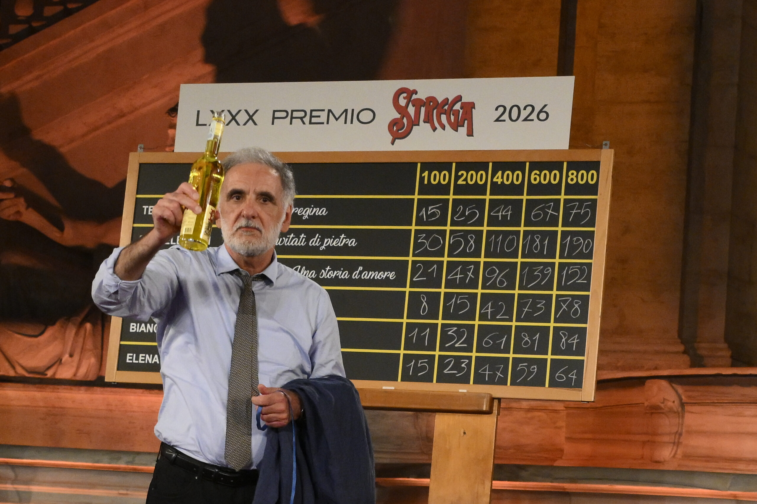 Premio Strega 2026 a Michele Mari con ‘I convitati di pietra’ Premio Strega 2026 a Michele Mari con ‘I convitati di pietra’