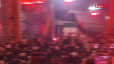 Iraq, migliaia di fedeli salutano la salma di Khamenei: commozione a Karbala