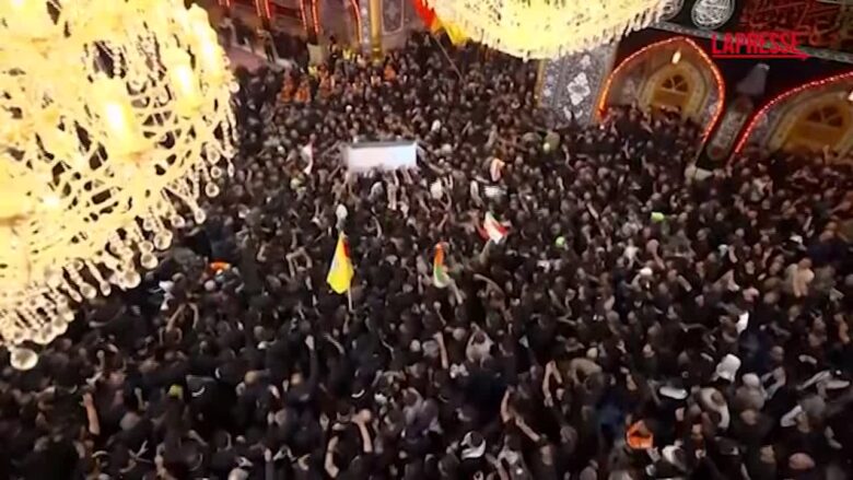 Iraq,  migliaia di fedeli per l'ultimo saluto a Khamenei al santuario dell'Imam Hussein