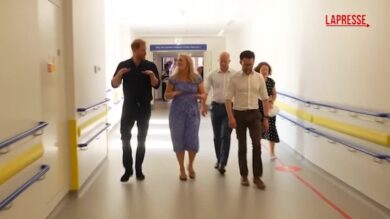 Il principe Harry all'ospedale di Birmingham: l'incontro con pazienti e personale medico