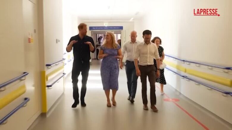 Il principe Harry all'ospedale di Birmingham: l'incontro con pazienti e personale medico