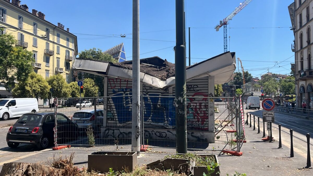 Milano, sospetto amianto in un chiosco abbandonato: i timori dei residenti di Piazzale Baiamonti Milano, sospetto amianto in un chiosco abbandonato: i timori dei residenti di Piazzale Baiamonti