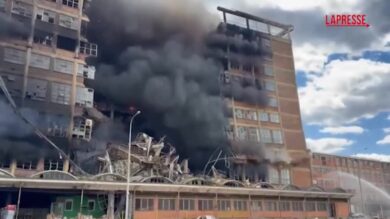 Repubblica Ceca, edificio prende fuoco e crolla come un castello di carte: le immagini impressionanti
