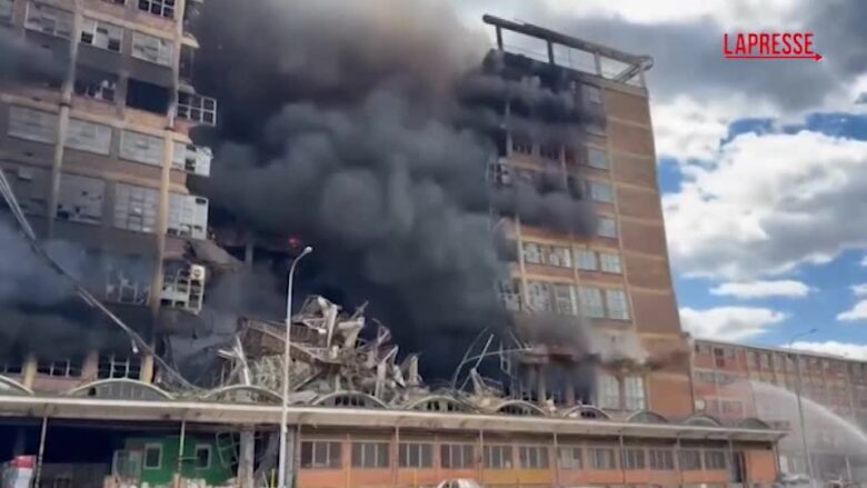 Repubblica Ceca, edificio prende fuoco e crolla come un castello di carte: le immagini impressionanti