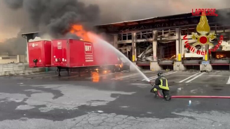 Milano, incendio al deposito Brt: le immagini dal drone dei Vigili del Fuoco